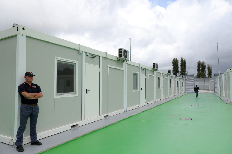 Ναυάγησε το σχέδιο της Μελόνι για τα κέντρα μεταναστών στην Αλβανία – Επιστρέφει άπραγο το προσωπικό