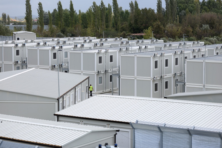 Ναυάγησε το σχέδιο της Μελόνι για τα κέντρα μεταναστών στην Αλβανία – Επιστρέφει άπραγο το προσωπικό