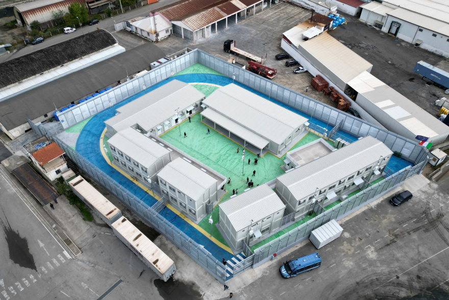 Ναυάγησε το σχέδιο της Μελόνι για τα κέντρα μεταναστών στην Αλβανία – Επιστρέφει άπραγο το προσωπικό