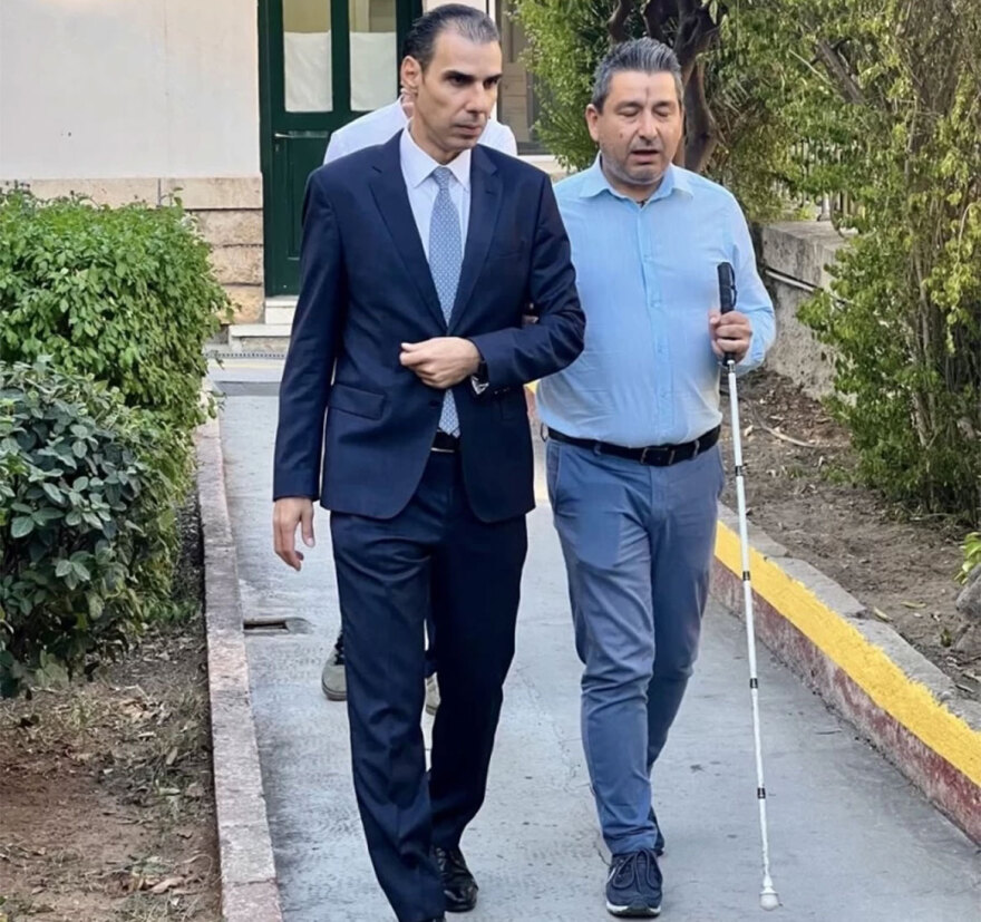 Παγκόσμια Ημέρα Λευκού Μπαστουνιού - Θεμιστοκλέους: Επιγραφές braille και οδηγοί όδευσης στα νοσοκομεία για καλύτερη πρόσβαση των τυφλών στο ΕΣΥ