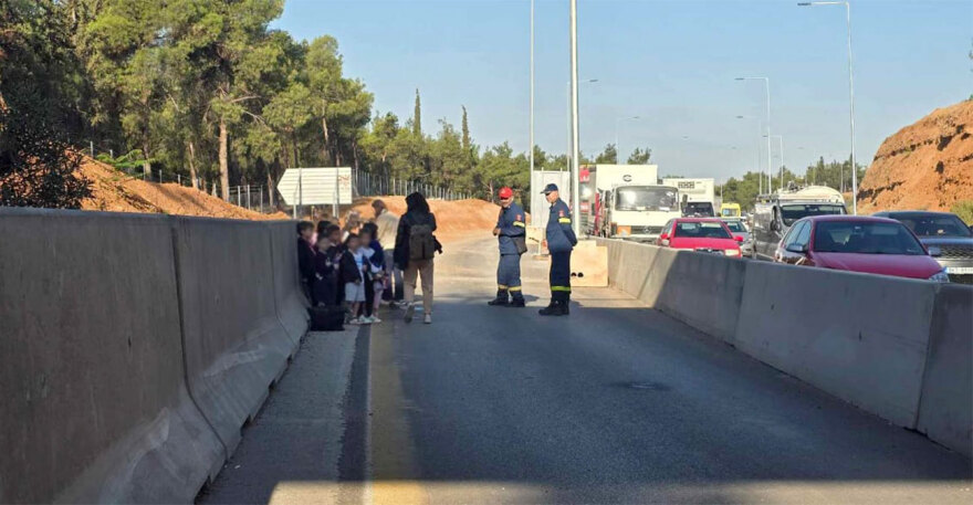 Θεσσαλονίκη: Άνοιξε πυροσβεστήρας σε σχολικό λεωφορείο και ακινητοποιήθηκε στον περιφερειακό