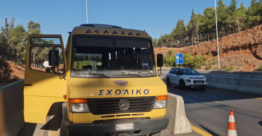 Θεσσαλονίκη: Άνοιξε πυροσβεστήρας σε σχολικό λεωφορείο και ακινητοποιήθηκε στον περιφερειακό