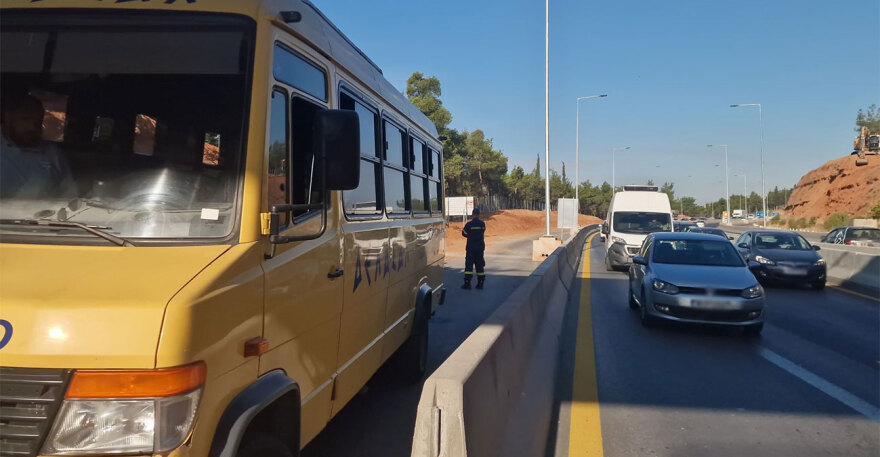 Θεσσαλονίκη: Άνοιξε πυροσβεστήρας σε σχολικό λεωφορείο και ακινητοποιήθηκε στον περιφερειακό