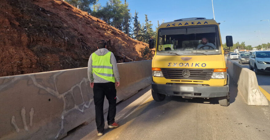 Θεσσαλονίκη: Άνοιξε πυροσβεστήρας σε σχολικό λεωφορείο και ακινητοποιήθηκε στον περιφερειακό