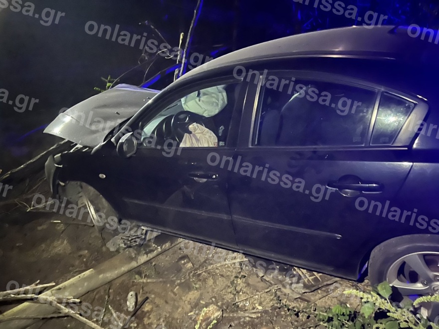 Tροχαίο έξω από τη Λάρισα: IX συγκρούστηκε με τρακτέρ - Μία τραυματίας στο νοσοκομείο, δείτε φωτογραφίες