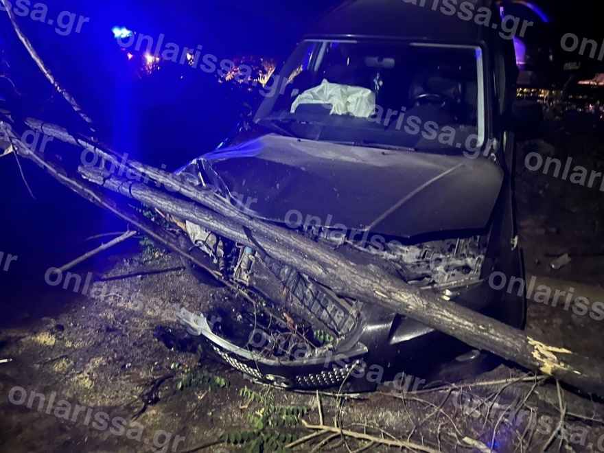 Tροχαίο έξω από τη Λάρισα: IX συγκρούστηκε με τρακτέρ - Μία τραυματίας στο νοσοκομείο, δείτε φωτογραφίες
