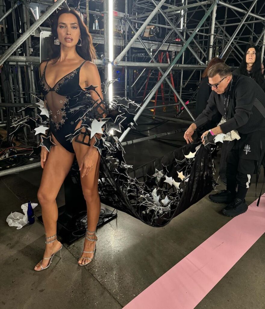 Victoria's Secret: Τα αποκαλυπτικά στιγμιότυπα της Ιρίνα Σάικ από τα backstage του σόου