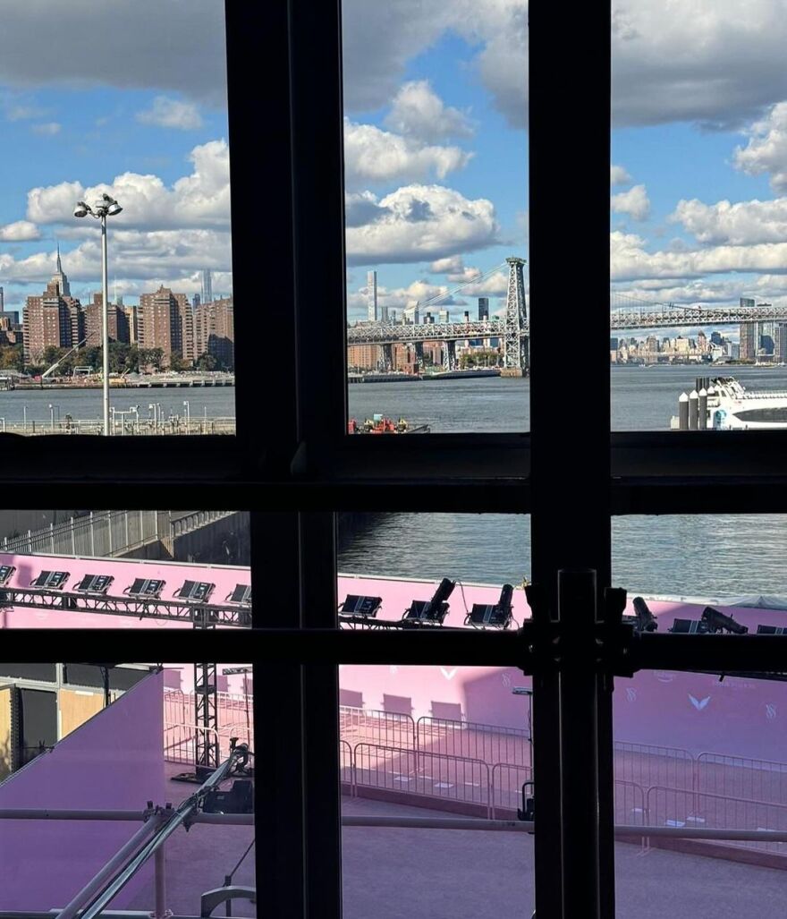 Victoria's Secret: Τα αποκαλυπτικά στιγμιότυπα της Ιρίνα Σάικ από τα backstage του σόου