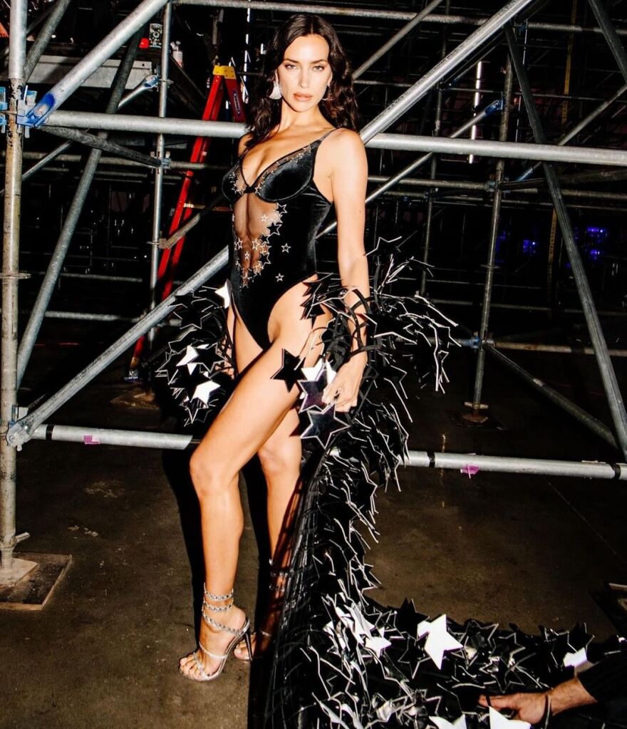 Victoria's Secret: Τα αποκαλυπτικά στιγμιότυπα της Ιρίνα Σάικ από τα backstage του σόου