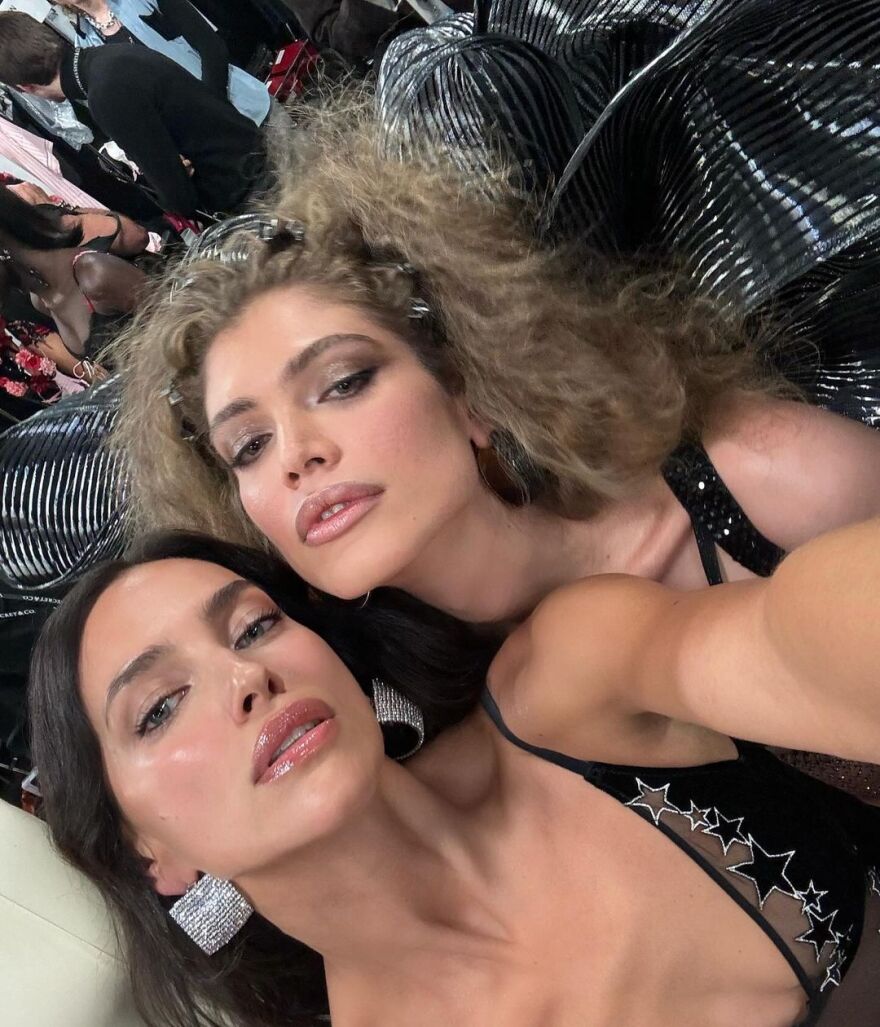 Victoria's Secret: Τα αποκαλυπτικά στιγμιότυπα της Ιρίνα Σάικ από τα backstage του σόου