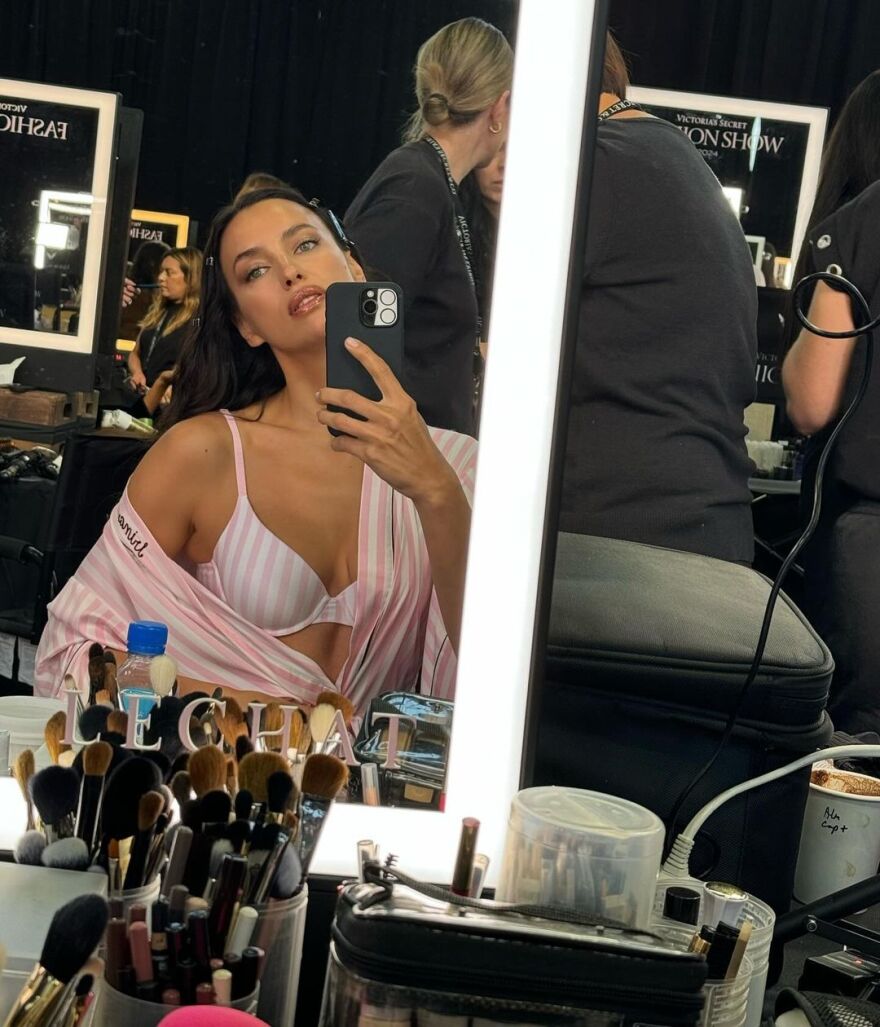 Victoria's Secret: Τα αποκαλυπτικά στιγμιότυπα της Ιρίνα Σάικ από τα backstage του σόου