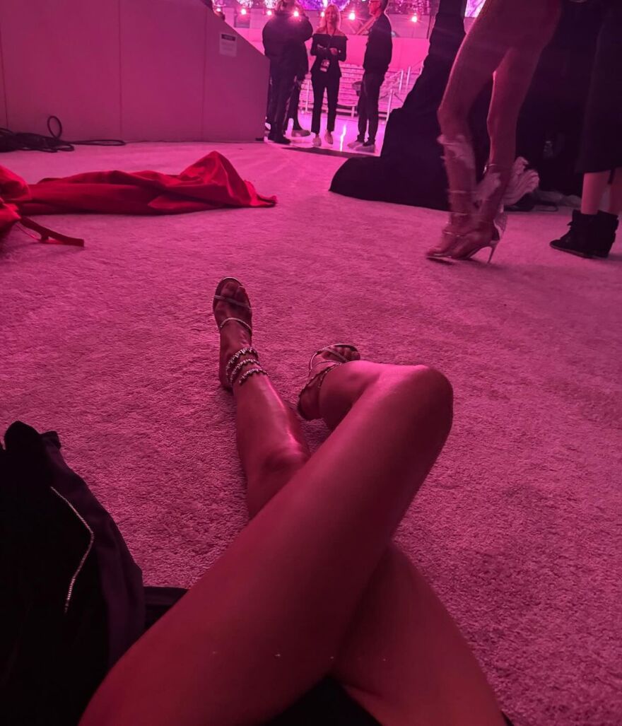 Victoria's Secret: Τα αποκαλυπτικά στιγμιότυπα της Ιρίνα Σάικ από τα backstage του σόου