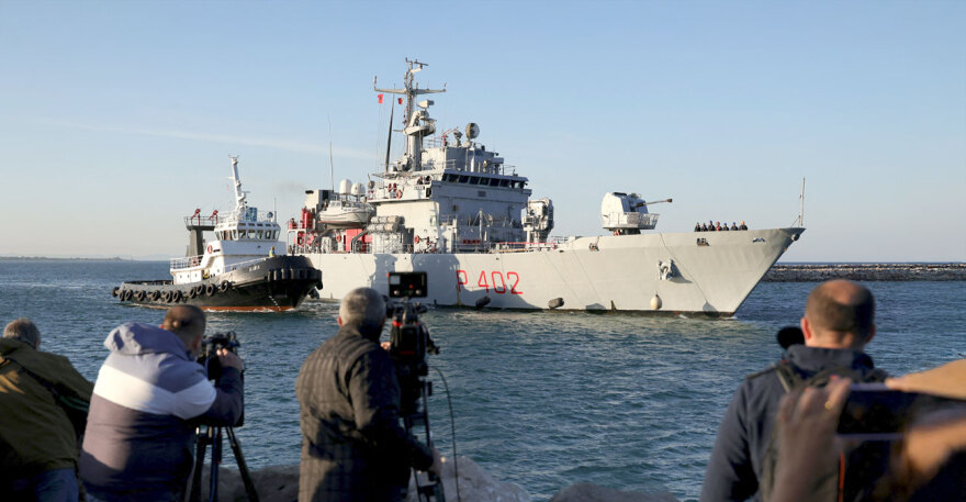 Αλβανία: Έφτασαν στο λιμάνι Σενγκίν οι πρώτοι 16 μετανάστες που θα μείνουν σε ιταλικό κέντρο υποδοχής στην περιοχή