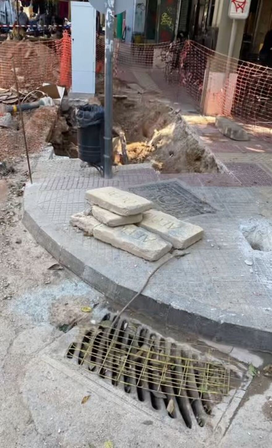 Ο Γολγοθάς ενός σεφ στον Κεραμεικό: Αποκλεισμένο το μαγαζί του εδώ και 20 ημέρες από Φυσικό Αέριο, ΕΥΔΑΠ και ΔΕΔΔΗΕ 