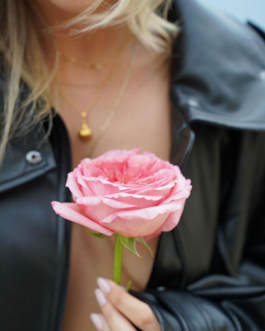 Κλέλια Ανδριολάτου: Η φωτογραφία με το τριαντάφυλλο και το αποκαλυπτικό ντεκολτέ