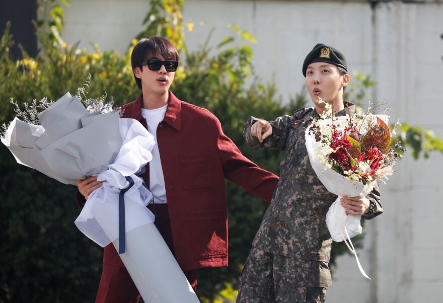 BTS: Ο J-Hope απολύθηκε από τον στρατό - Οι φαν ανυπομονούν για την επανένωση του συγκροτήματος 