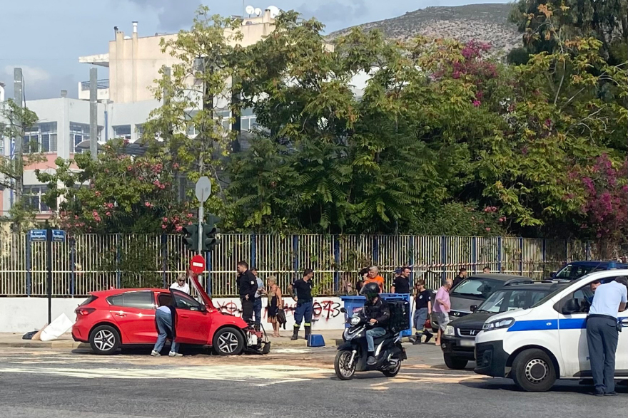 Άνοιξε η Βουλιαγμένης προς Αθήνα, στο ύψος της Γλυφάδας, μετά το τροχαίο με δύο τραυματίες - Δείτε φωτογραφίες 