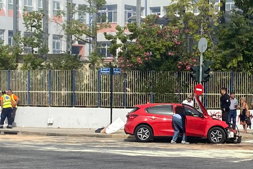 Άνοιξε η Βουλιαγμένης προς Αθήνα, στο ύψος της Γλυφάδας, μετά το τροχαίο με δύο τραυματίες - Δείτε φωτογραφίες 