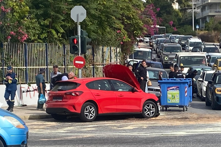 Άνοιξε η Βουλιαγμένης προς Αθήνα, στο ύψος της Γλυφάδας, μετά το τροχαίο με δύο τραυματίες - Δείτε φωτογραφίες 