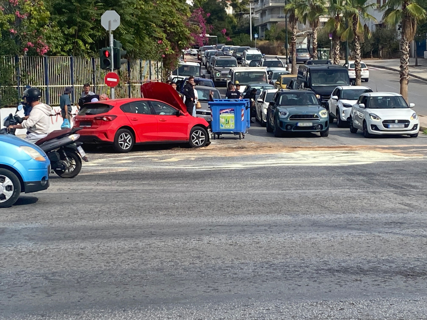 Άνοιξε η Βουλιαγμένης προς Αθήνα, στο ύψος της Γλυφάδας, μετά το τροχαίο με δύο τραυματίες - Δείτε φωτογραφίες 