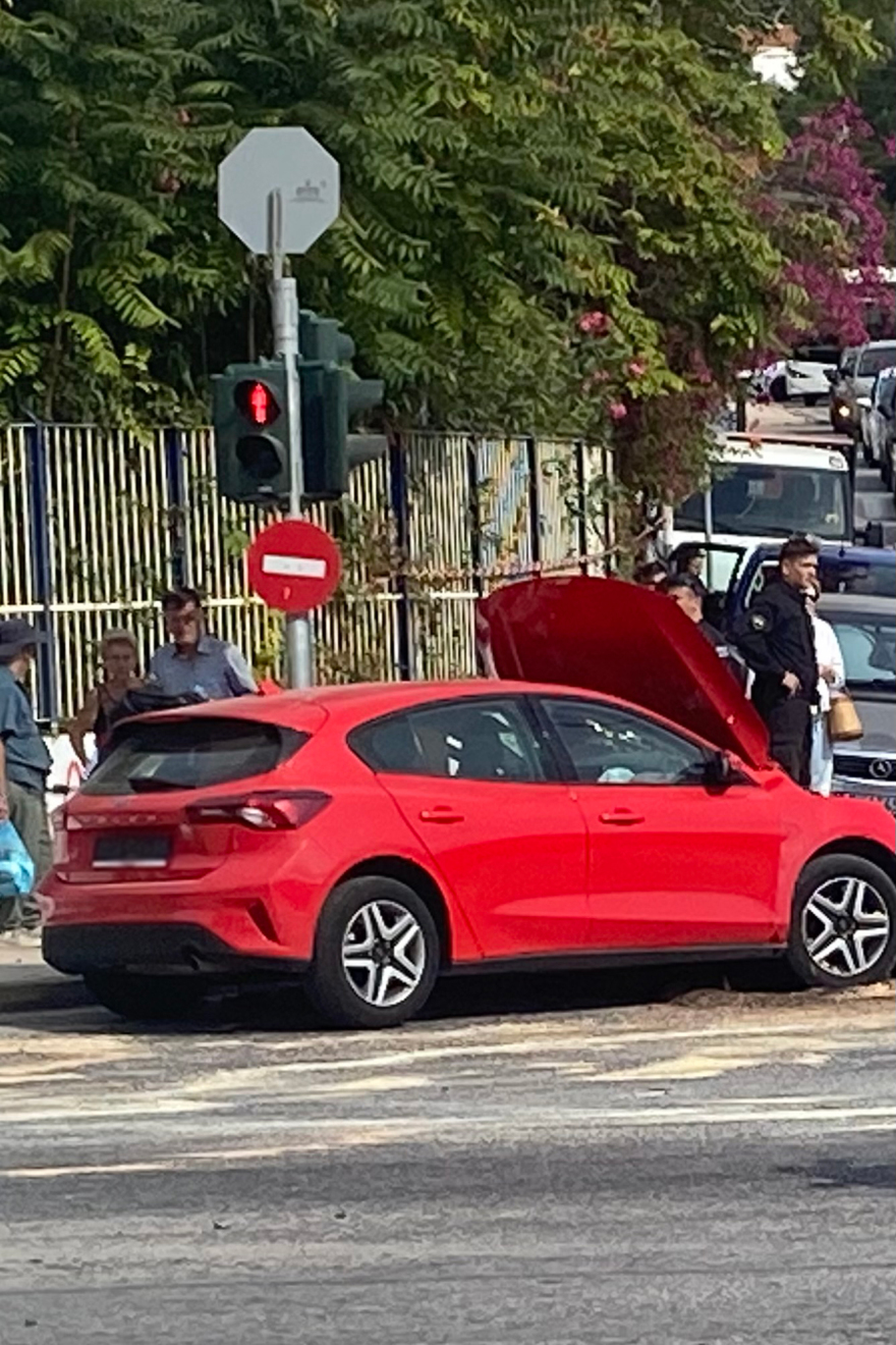 Άνοιξε η Βουλιαγμένης προς Αθήνα, στο ύψος της Γλυφάδας, μετά το τροχαίο με δύο τραυματίες - Δείτε φωτογραφίες 