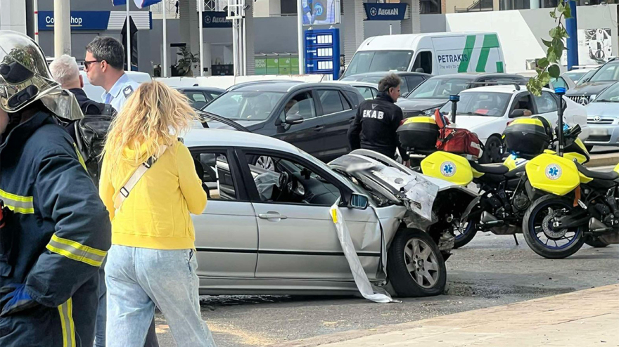 Άνοιξε η Βουλιαγμένης προς Αθήνα, στο ύψος της Γλυφάδας, μετά το τροχαίο με δύο τραυματίες - Δείτε φωτογραφίες 