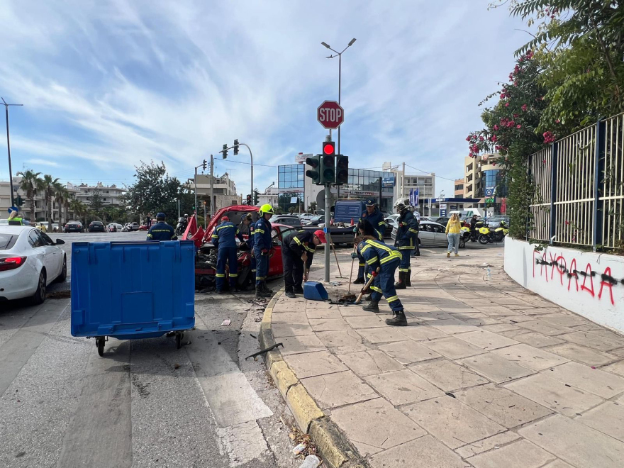 Άνοιξε η Βουλιαγμένης προς Αθήνα, στο ύψος της Γλυφάδας, μετά το τροχαίο με δύο τραυματίες - Δείτε φωτογραφίες 