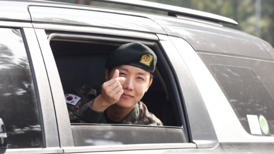 BTS: Ο J-Hope απολύθηκε από τον στρατό - Οι φαν ανυπομονούν για την επανένωση του συγκροτήματος 