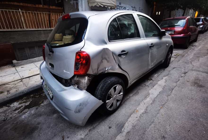 Πλατεία Αμερικής: Οδηγός έπεσε πάνω σε 17 σταθμευμένα οχήματα και... εξαφανίστηκε