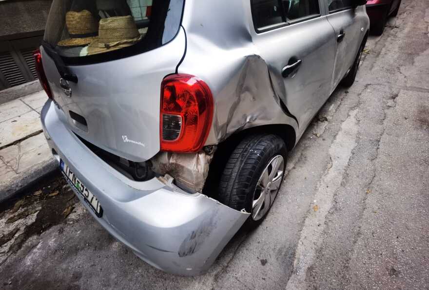 Πλατεία Αμερικής: Οδηγός έπεσε πάνω σε 17 σταθμευμένα οχήματα και... εξαφανίστηκε