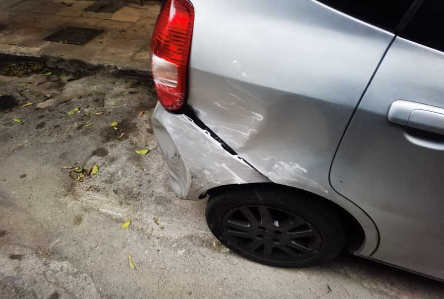 Πλατεία Αμερικής: Οδηγός έπεσε πάνω σε 17 σταθμευμένα οχήματα και... εξαφανίστηκε