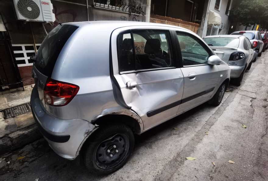 Πλατεία Αμερικής: Οδηγός έπεσε πάνω σε 17 σταθμευμένα οχήματα και... εξαφανίστηκε