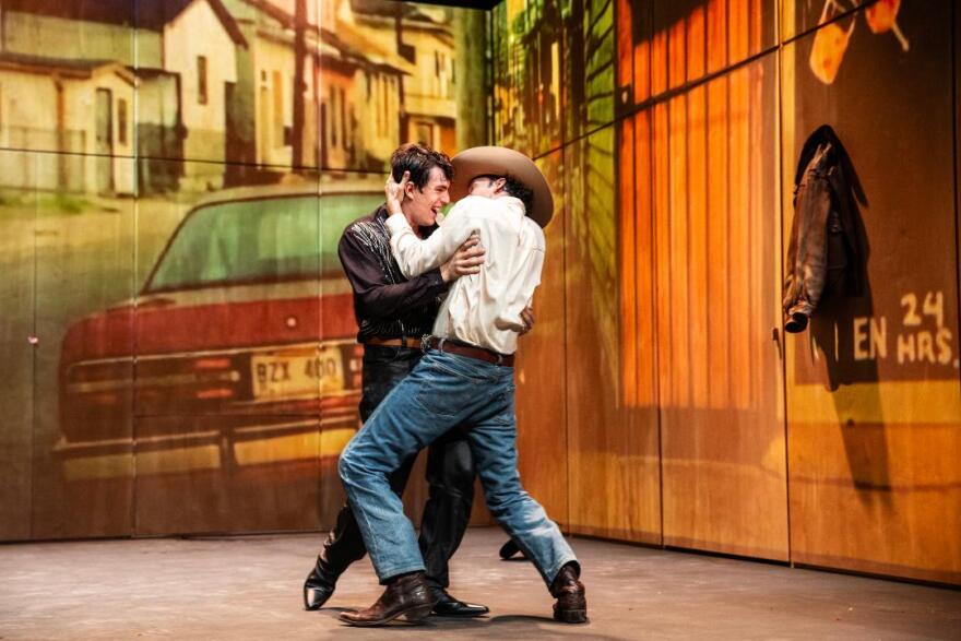 «Brokeback Mountain»: Η ιστορία της πολυβραβευμένης ταινίας με τους γκέι καουμπόηδες που ανεβαίνει στο ελληνικό θέατρο