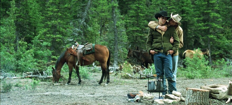 «Brokeback Mountain»: Η ιστορία της πολυβραβευμένης ταινίας με τους γκέι καουμπόηδες που ανεβαίνει στο ελληνικό θέατρο