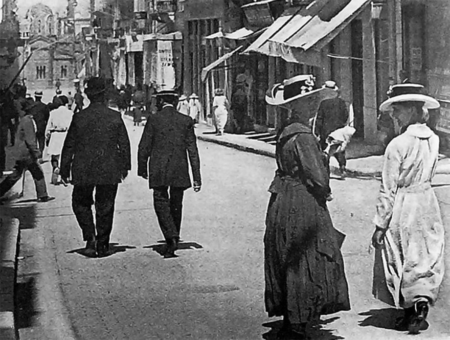 Αγοράζοντας καπέλο στην Ερμού