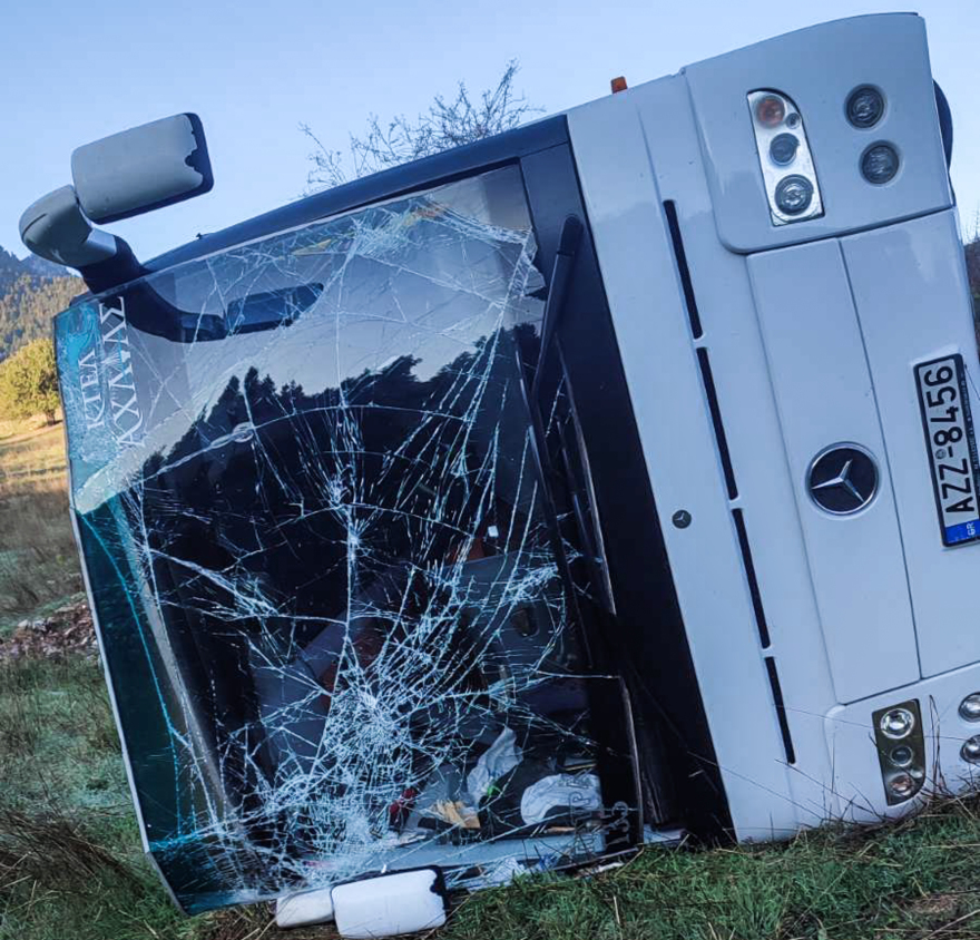 Καλάβρυτα: Eσπασα με το πόδι το παρμπρίζ για να βγουν οι μαθητές, λέει ο οδηγός του ΚΤΕΛ που ανετράπη