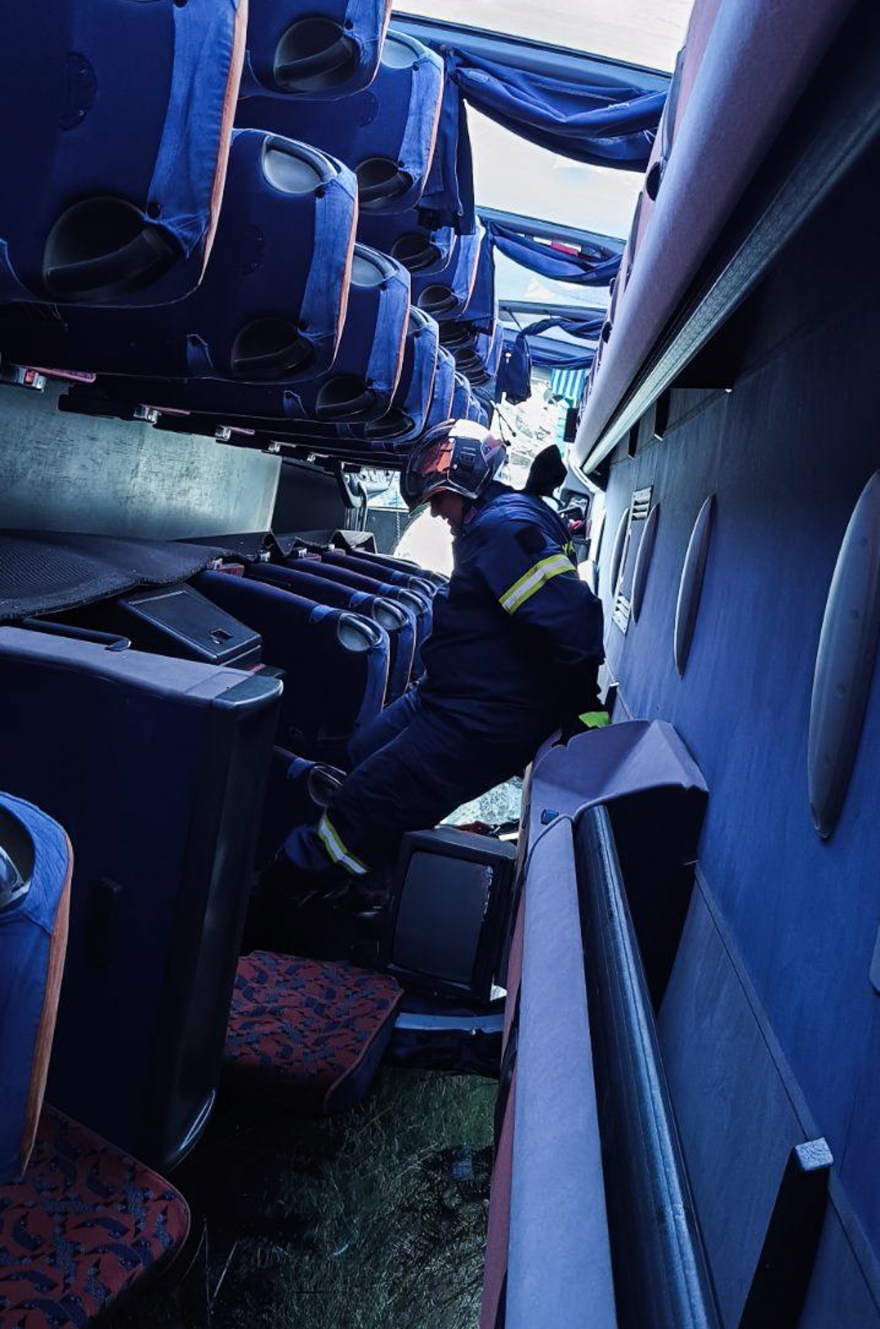 Καλάβρυτα: Eσπασα με το πόδι το παρμπρίζ για να βγουν οι μαθητές, λέει ο οδηγός του ΚΤΕΛ που ανετράπη