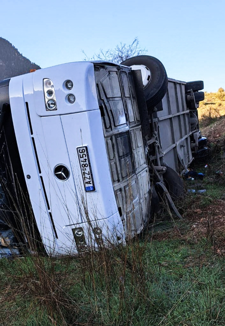 Καλάβρυτα: Eσπασα με το πόδι το παρμπρίζ για να βγουν οι μαθητές, λέει ο οδηγός του ΚΤΕΛ που ανετράπη