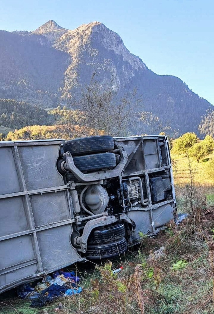 Καλάβρυτα: Eσπασα με το πόδι το παρμπρίζ για να βγουν οι μαθητές, λέει ο οδηγός του ΚΤΕΛ που ανετράπη