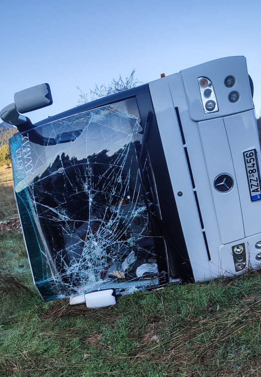 Καλάβρυτα: Eσπασα με το πόδι το παρμπρίζ για να βγουν οι μαθητές, λέει ο οδηγός του ΚΤΕΛ που ανετράπη