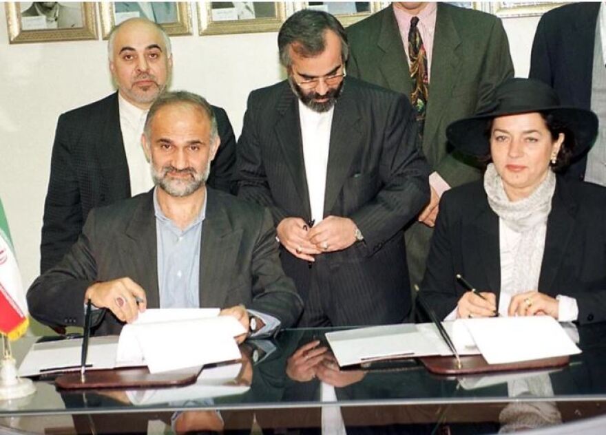 Βάσω Παπανδρέου: Όταν έσπασε το πρωτόκολλο και αρνήθηκε να βάλει μαντίλα στο Ιράν