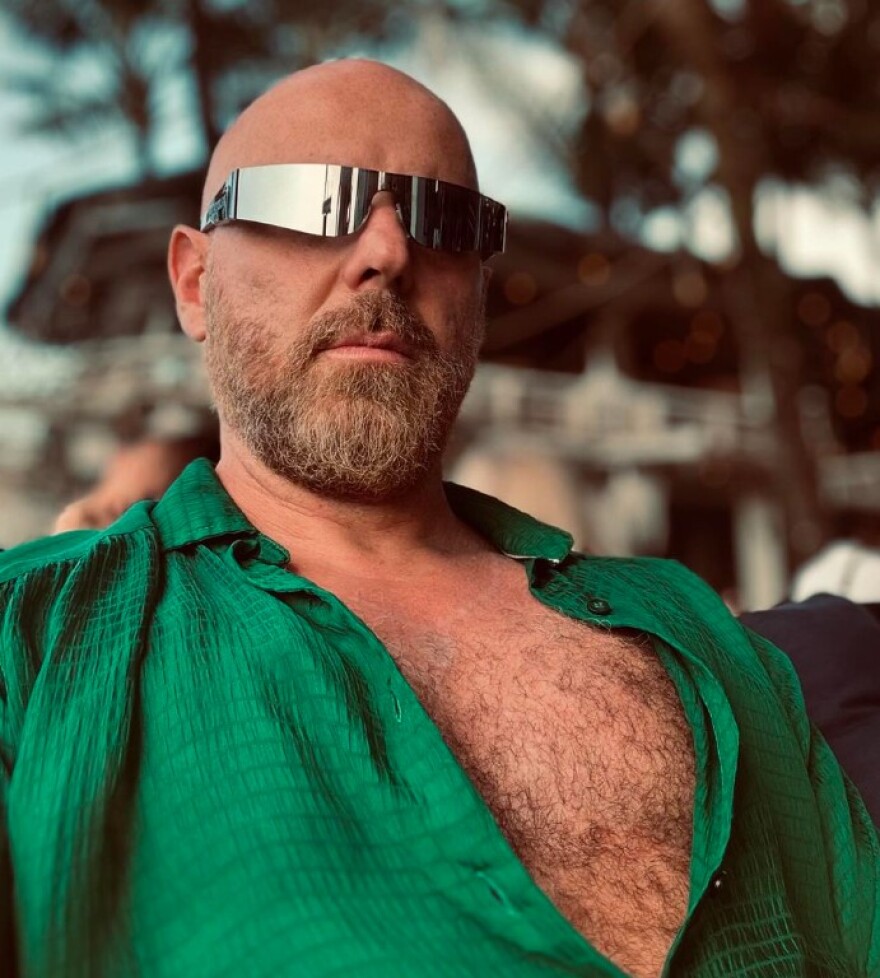 Φώτης Σεργουλόπουλος: Η μακροχρόνια σχέση και ο γάμος του με τον Βαγγέλη Γερασίμου - Ποιος είναι ο σύζυγος του παρουσιαστή 