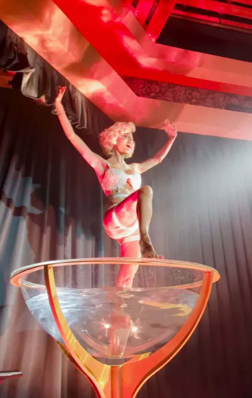 Η Αλεξάνδρα Παναγιώταρου εμφανίστηκε με εσώρουχα και ζαρτιέρες στο νυχτερινό κέντρο που εργάζεται