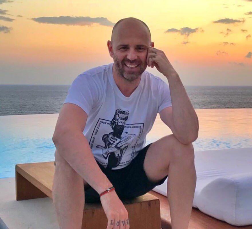 Φώτης Σεργουλόπουλος: Η μακροχρόνια σχέση και ο γάμος του με τον Βαγγέλη Γερασίμου - Ποιος είναι ο σύζυγος του παρουσιαστή 