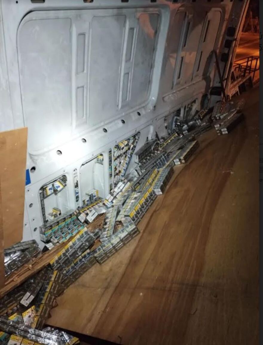 Βρήκαν κρύπτες με χιλιάδες λαθραία πακέτα τσιγάρων σε βαν