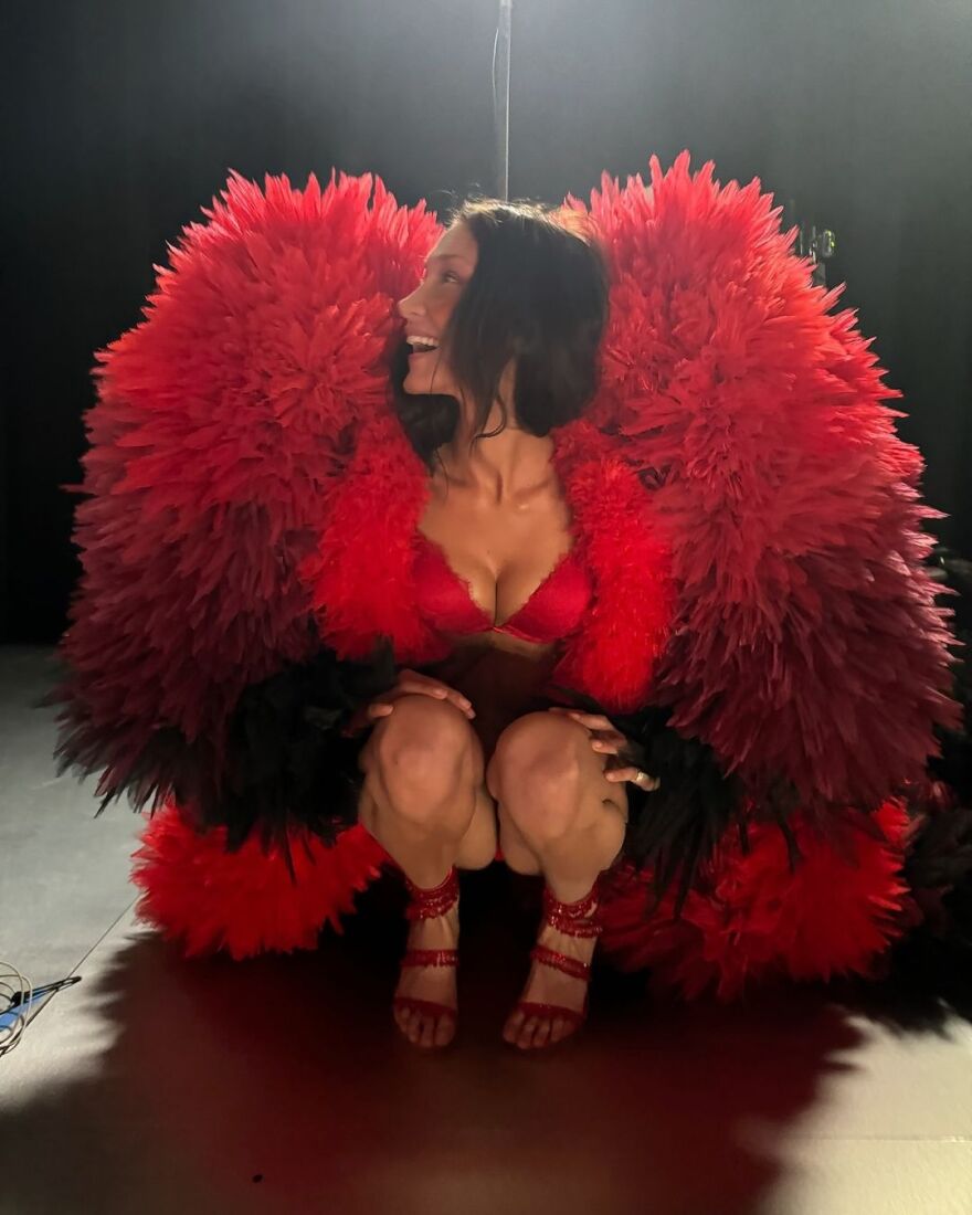 Μπέλα Χαντίντ: Ποζάρει με κόκκινα εσώρουχα στα backstage του σόου της Victoria's Secret