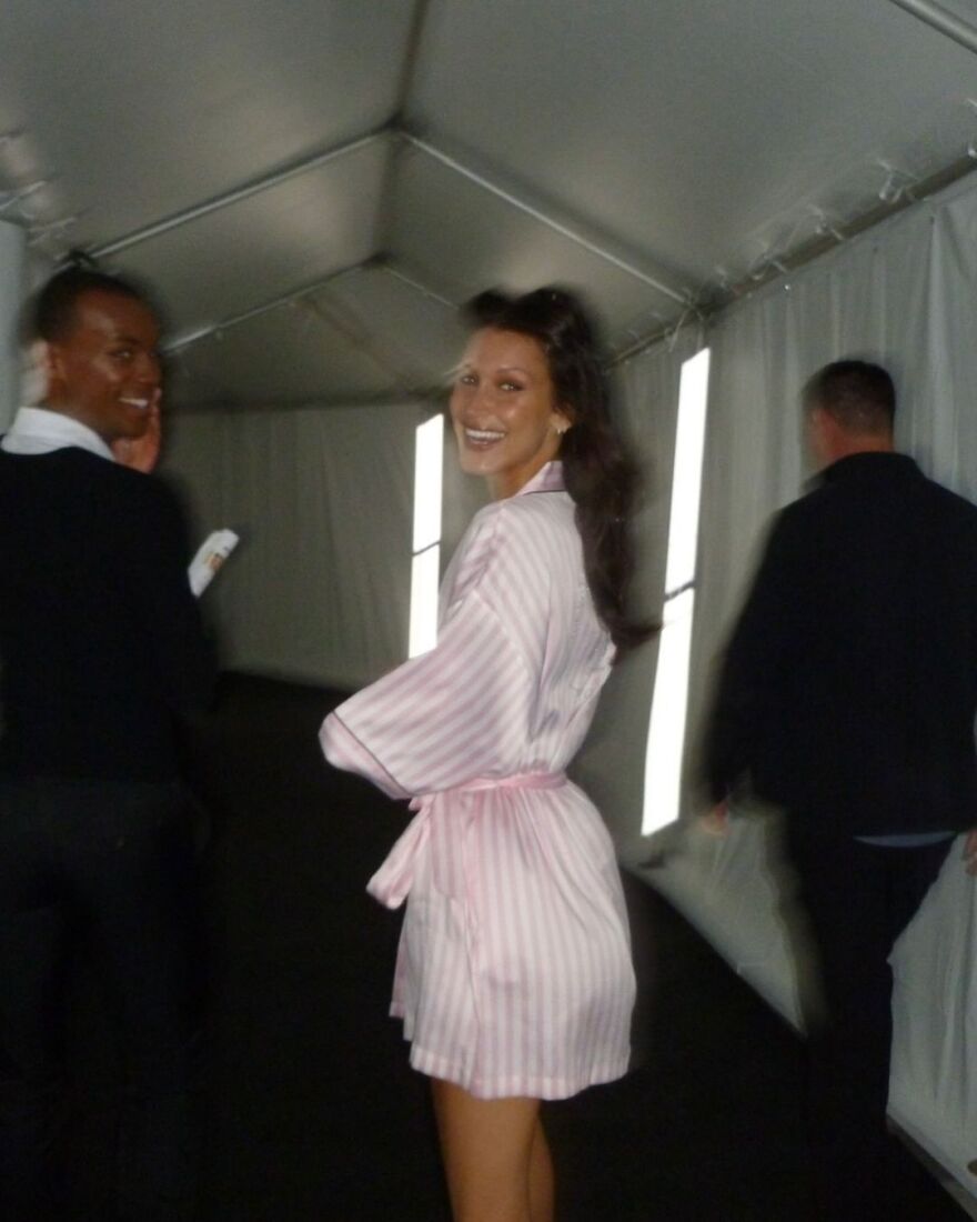 Μπέλα Χαντίντ: Ποζάρει με κόκκινα εσώρουχα στα backstage του σόου της Victoria's Secret