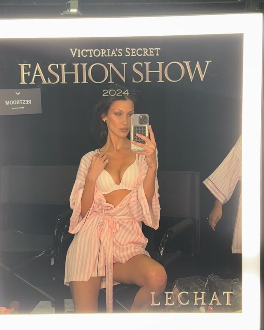 Μπέλα Χαντίντ: Ποζάρει με κόκκινα εσώρουχα στα backstage του σόου της Victoria's Secret