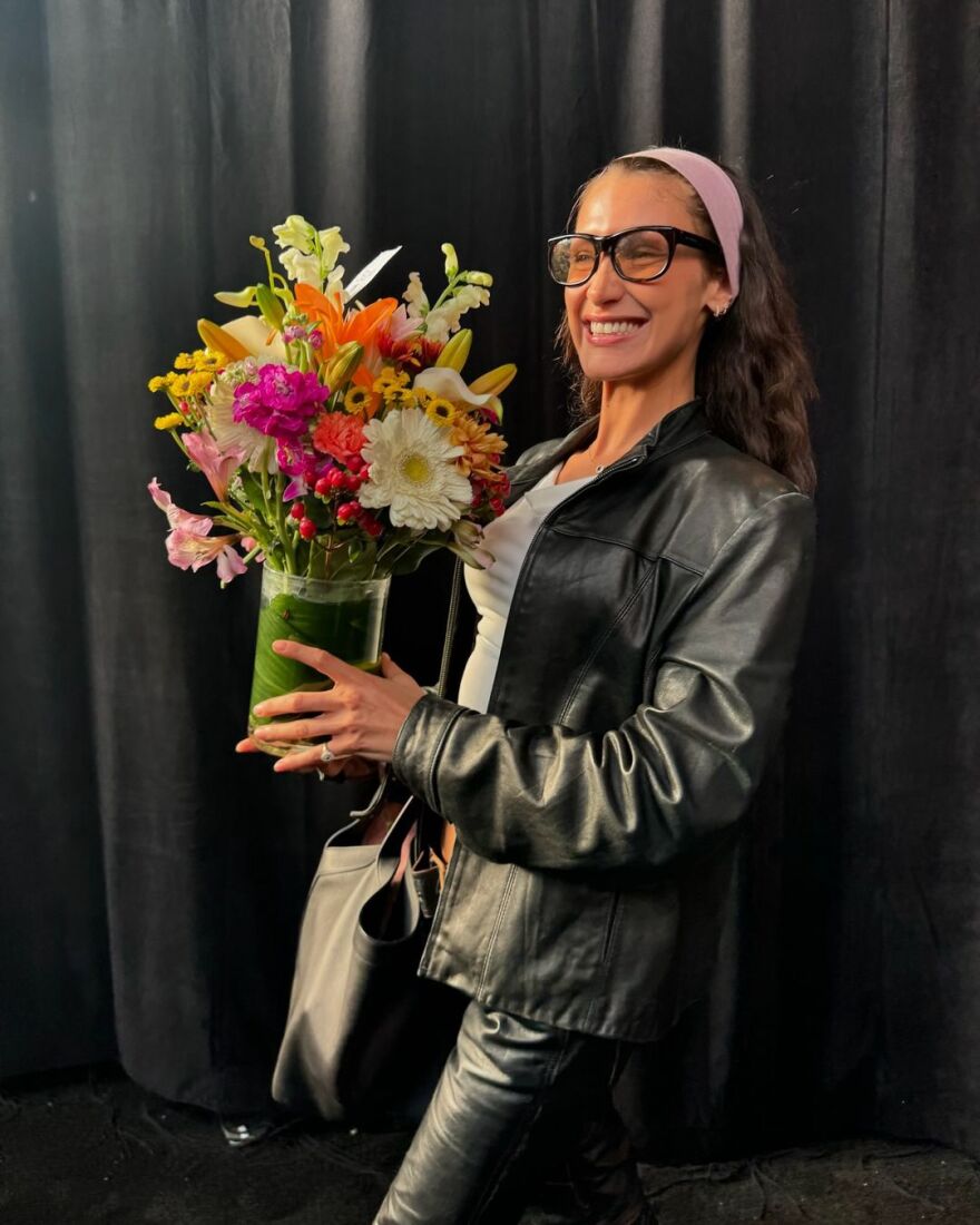 Μπέλα Χαντίντ: Ποζάρει με κόκκινα εσώρουχα στα backstage του σόου της Victoria's Secret