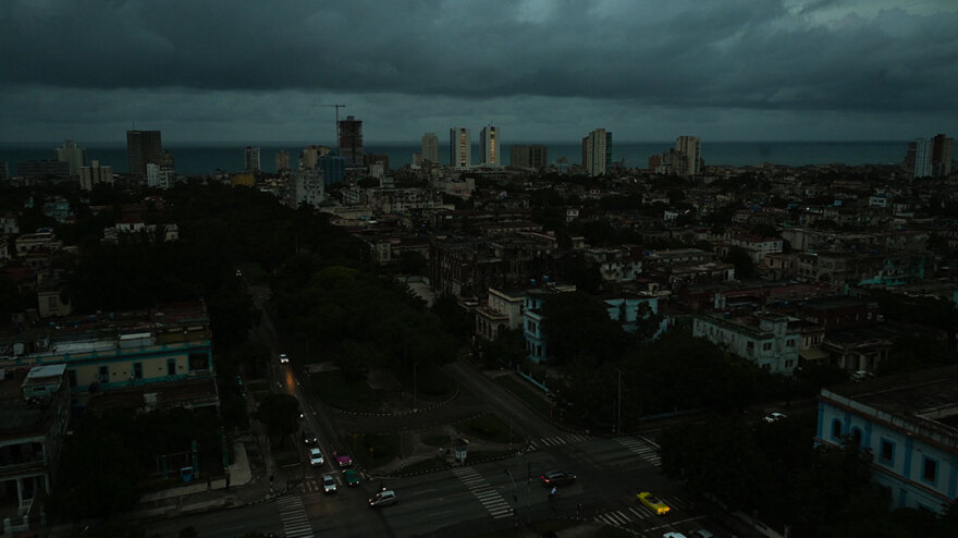 Βυθισμένη στο σκοτάδι η Κούβα - Τι προκάλεσε το μπλακάουτ, δείτε φωτογραφίες